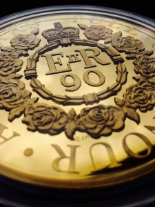 Pamätná minca k 90. narodeninám Alžbety II.