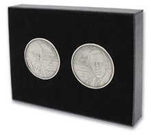 Sada dvoch pamätných medailí vyobrazujú Josefa a Karla Čapka zušľachtených rýdzim striebrom 999/1000