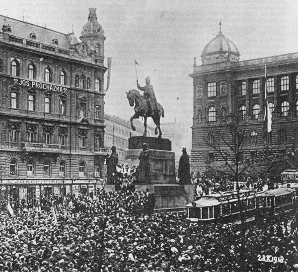 Manifestácia na Václavskom námestí pri príležitosti vzniku Česko-Slovenska 28. októbra 1918 Manifestácia na Václavskom námestí pri príležitosti vzniku Česko-Slovenska 28. októbra 1918