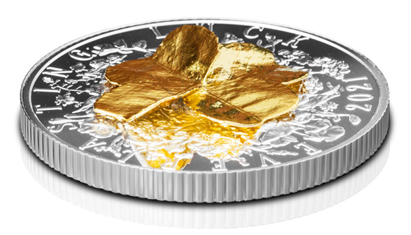 Strieborná minca šťastia s pravým štvorlístkom zušľachteným zlatom