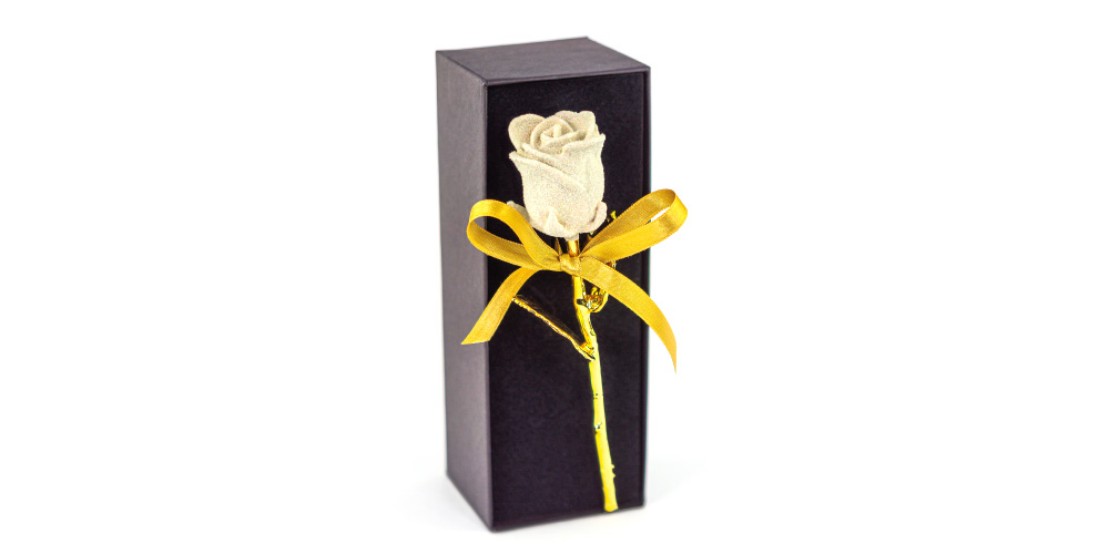 Pravá ruža, zušľachtená 24-karátovým zlatom s diamantovým prachom