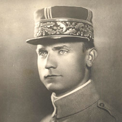 <p>Podobizeň vo vojenskej uniforme a v generálskej čiapke</p>