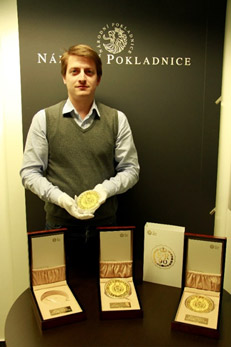 Zlaté kilogramové minca v kancelárii českej sestry Národní Pokladnice